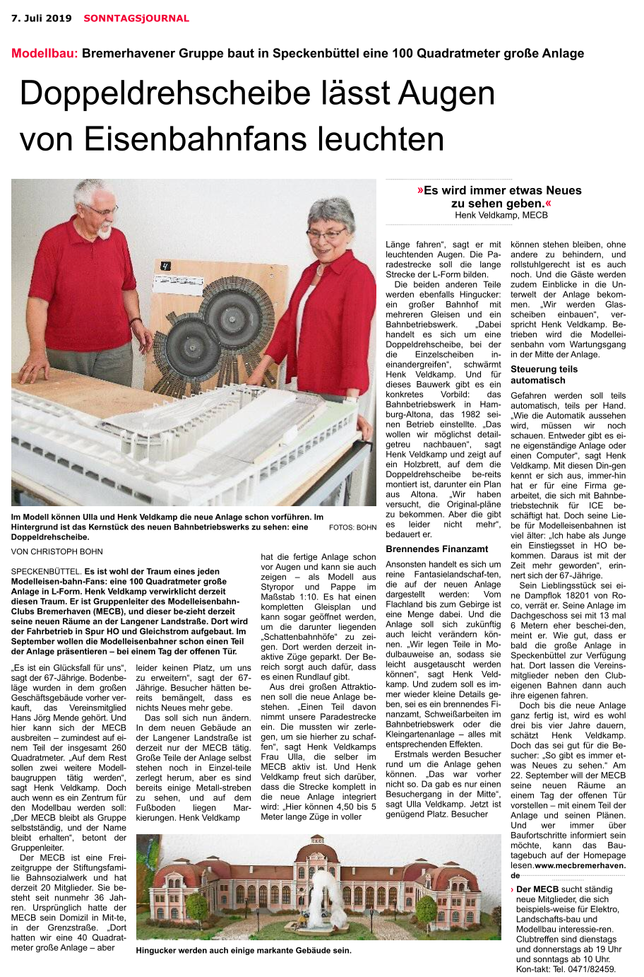7. Juli 2019 SONNTAGSjOURNAL „Es ist ein Glücksfall für uns“, sagt der 67-Jährige. Bodenbe-läge wurden in dem großen Geschäftsgebäude vorher ver-kauft, das Vereinsmitglied Hans Jörg Mende gehört. Und hier kann sich der MECB ausbreiten – zumindest auf ei-nem Teil der insgesamt 260 Quadratmeter. „Auf dem Rest sollen zwei weitere Modell-baugruppen tätig werden“, sagt Henk Veldkamp. Doch auch wenn es ein Zentrum für den Modellbau werden soll: „Der MECB bleibt als Gruppe selbstständig, und der Name bleibt erhalten“, betont der Gruppenleiter. Der MECB ist eine Frei-zeitgruppe der Stiftungsfami-lie Bahnsozialwerk und hat derzeit 20 Mitglieder. Sie be-steht seit nunmehr 36 Jah-ren. Ursprünglich hatte der MECB sein Domizil in Mit-te, in der Grenzstraße. „Dort hatten wir eine 40 Quadrat-meter große Anlage – aber leider keinen Platz, um uns zu erweitern“, sagt der 67-Jährige. Besucher hätten be-reits bemängelt, dass es nichts Neues mehr gebe. Das soll sich nun ändern. In dem neuen Gebäude an der Langener Landstraße ist derzeit nur der MECB tätig. Große Teile der Anlage selbst stehen noch in Einzel-teile zerlegt herum, aber es sind bereits einige Metall-streben zu sehen, und auf dem Fußboden liegen Mar-kierungen. Henk Veldkamp hat die fertige Anlage schon vor Augen und kann sie auch zeigen – als Modell aus Styropor und Pappe im Maßstab 1:10. Es hat einen kompletten Gleisplan und kann sogar geöffnet werden, um die darunter liegenden „Schattenbahnhöfe“ zu zei-gen. Dort werden derzeit in-aktive Züge geparkt. Der Be-reich sorgt auch dafür, dass es einen Rundlauf gibt. Aus drei großen Attraktio-nen soll die neue Anlage be-stehen. „Einen Teil davon nimmt unsere Paradestrecke ein. Die mussten wir zerle-gen, um sie hierher zu schaf-fen“, sagt Henk Veldkamps Frau Ulla, die selber im MECB aktiv ist. Und Henk Veldkamp freut sich darüber, dass die Strecke komplett in die neue Anlage integriert wird: „Hier können 4,50 bis 5 Meter lange Züge in voller Länge fahren“, sagt er mit leuchtenden Augen. Die Pa-radestrecke soll die lange Strecke der L-Form bilden. Die beiden anderen Teile werden ebenfalls Hingucker: ein großer Bahnhof mit mehreren Gleisen und ein Bahnbetriebswerk. „Dabei handelt es sich um eine Doppeldrehscheibe, bei der die Einzelscheiben in-einandergreifen“, schwärmt Henk Veldkamp. Und für dieses Bauwerk gibt es ein konkretes Vorbild: das Bahnbetriebswerk in Ham-burg-Altona, das 1982 sei-nen Betrieb einstellte. „Das wollen wir möglichst detail-getreu nachbauen“, sagt Henk Veldkamp und zeigt auf ein Holzbrett, auf dem die Doppeldrehscheibe be-reits montiert ist, darunter ein Plan aus Altona. „Wir haben versucht, die Original-pläne zu bekommen. Aber die gibt es leider nicht mehr“, bedauert er. Brennendes Finanzamt Ansonsten handelt es sich um reine Fantasielandschaf-ten, die auf der neuen Anlage dargestellt werden: Vom Flachland bis zum Gebirge ist eine Menge dabei. Und die Anlage soll sich zukünftig auch leicht verändern kön-nen. „Wir legen Teile in Mo-dulbauweise an, sodass sie leicht ausgetauscht werden können“, sagt Henk Veld-kamp. Und zudem soll es im-mer wieder kleine Details ge-ben, sei es ein brennendes Fi-nanzamt, Schweißarbeiten im Bahnbetriebswerk oder die Kleingartenanlage – alles mit entsprechenden Effekten. Erstmals werden Besucher rund um die Anlage gehen können. „Das war vorher nicht so. Da gab es nur einen Besuchergang in der Mitte“, sagt Ulla Veldkamp. Jetzt ist genügend Platz. Besucher können stehen bleiben, ohne andere zu behindern, und rollstuhlgerecht ist es auch noch. Und die Gäste werden zudem Einblicke in die Un-terwelt der Anlage bekom-men. „Wir werden Glas-scheiben einbauen“, ver-spricht Henk Veldkamp. Be-trieben wird die Modellei-senbahn vom Wartungsgang in der Mitte der Anlage. Steuerung teils automatisch Gefahren werden soll teils automatisch, teils per Hand. „Wie die Automatik aussehen wird, müssen wir noch schauen. Entweder gibt es ei-ne eigenständige Anlage oder einen Computer“, sagt Henk Veldkamp. Mit diesen Din-gen kennt er sich aus, immer-hin hat er für eine Firma ge-arbeitet, die sich mit Bahnbe-triebstechnik für ICE be-schäftigt hat. Doch seine Lie-be für Modelleisenbahnen ist viel älter: „Ich habe als Junge ein Einstiegsset in HO be-kommen. Daraus ist mit der Zeit mehr geworden“, erin-nert sich der 67-Jährige. Sein Lieblingsstück sei ei-ne Dampflok 18201 von Ro-co, verrät er. Seine Anlage im Dachgeschoss sei mit 13 mal 6 Metern eher beschei-den, meint er. Wie gut, dass er bald die große Anlage in Speckenbüttel zur Verfügung hat. Dort lassen die Vereins-mitglieder neben den Club-eigenen Bahnen dann auch ihre eigenen fahren. Doch bis die neue Anlage ganz fertig ist, wird es wohl drei bis vier Jahre dauern, schätzt Henk Veldkamp. Doch das sei gut für die Be-sucher: „So gibt es immer et-was Neues zu sehen.“ Am 22. September will der MECB seine neuen Räume an einem Tag der offenen Tür vorstellen – mit einem Teil der Anlage und seinen Plänen. Und wer immer über Baufortschritte informiert sein möchte, kann das Bau-tagebuch auf der Homepage lesen.www.mecbremerhaven.de Modellbau: Bremerhavener Gruppe baut in Speckenbüttel eine 100 Quadratmeter große Anlage Doppeldrehscheibe lässt Augen  von Eisenbahnfans leuchten VON CHRISTOPH BOHN  SPECKENBÜTTEL. Es ist wohl der Traum eines jeden Modelleisen-bahn-Fans: eine 100 Quadratmeter große Anlage in L-Form. Henk Veldkamp verwirklicht derzeit diesen Traum. Er ist Gruppenleiter des Modelleisenbahn-Clubs Bremerhaven (MECB), und dieser be-zieht derzeit seine neuen Räume an der Langener Landstraße. Dort wird der Fahrbetrieb in Spur HO und Gleichstrom aufgebaut. Im September wollen die Modelleisenbahner schon einen Teil der Anlage präsentieren – bei einem Tag der offenen Tür. Im Modell können Ulla und Henk Veldkamp die neue Anlage schon vorführen. Im Hintergrund ist das Kernstück des neuen Bahnbetriebswerks zu sehen: eine Doppeldrehscheibe. FOTOS: BOHN llllllllllllllllllllllllllllllllllllllllllllllllllllllllllllllllllllllllllllllllllllllllllllllllllllllllllllllllllllllllllllllllllllllllllllllllllllllllllllllllllllllllllllllllllllllllllllllllllllllllllllllllllllllllllllllllllllllllllllllll llllllllllllllllllllllllllllllllllllllllllllllllllllllllllllllllllllllllllllllllllllllllllllllllllllllllllllllllllllllllllllllllllllllllllllllllllllllllllllllllllllllllllllllllllllllllllllllllllllllllllllllllllllllllllllllllllllllllllllllll »Es wird immer etwas Neues  zu sehen geben.« Henk Veldkamp, MECB Hingucker werden auch einige markante Gebäude sein. .................................................................................................................................... › Der MECB sucht ständig neue Mitglieder, die sich beispiels-weise für Elektro, Landschafts-bau und Modellbau interessie-ren. Clubtreffen sind dienstags und donnerstags ab 19 Uhr und sonntags ab 10 Uhr. Kon-takt: Tel. 0471/82459.