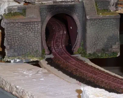 Die fertige Nebenbahntrasse verschwindet im Tunnel